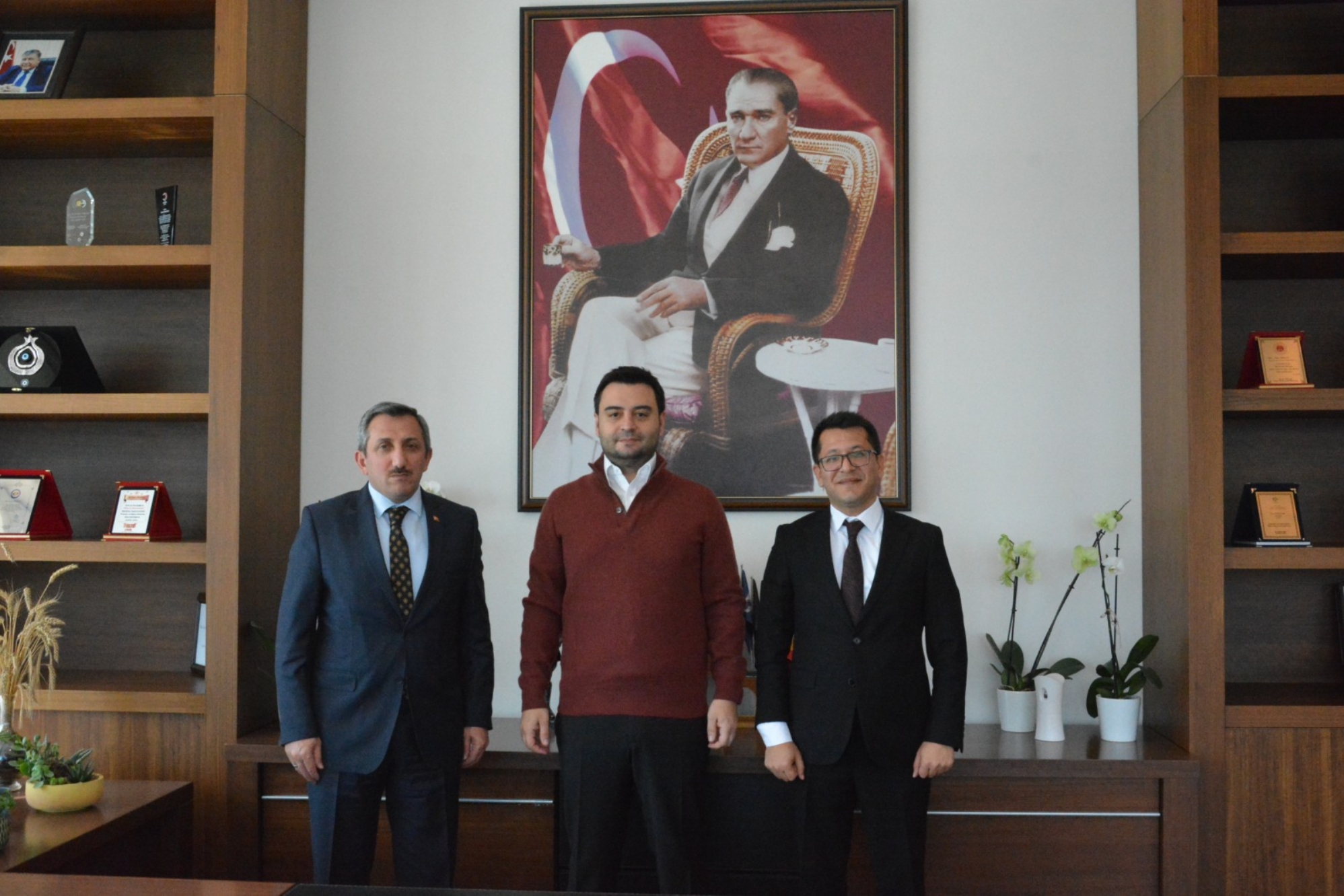 Çorlu İlçe Milli Eğitim Müdürü Sayın Hüseyin Erdoğan  ve  Çorlu Milli Emlak Müdürü  Sayın Hakan Koçulu,  Odamız Yönetim Kurulu Başkanı İzzet Volkan´a  Ziyarette Bulundu