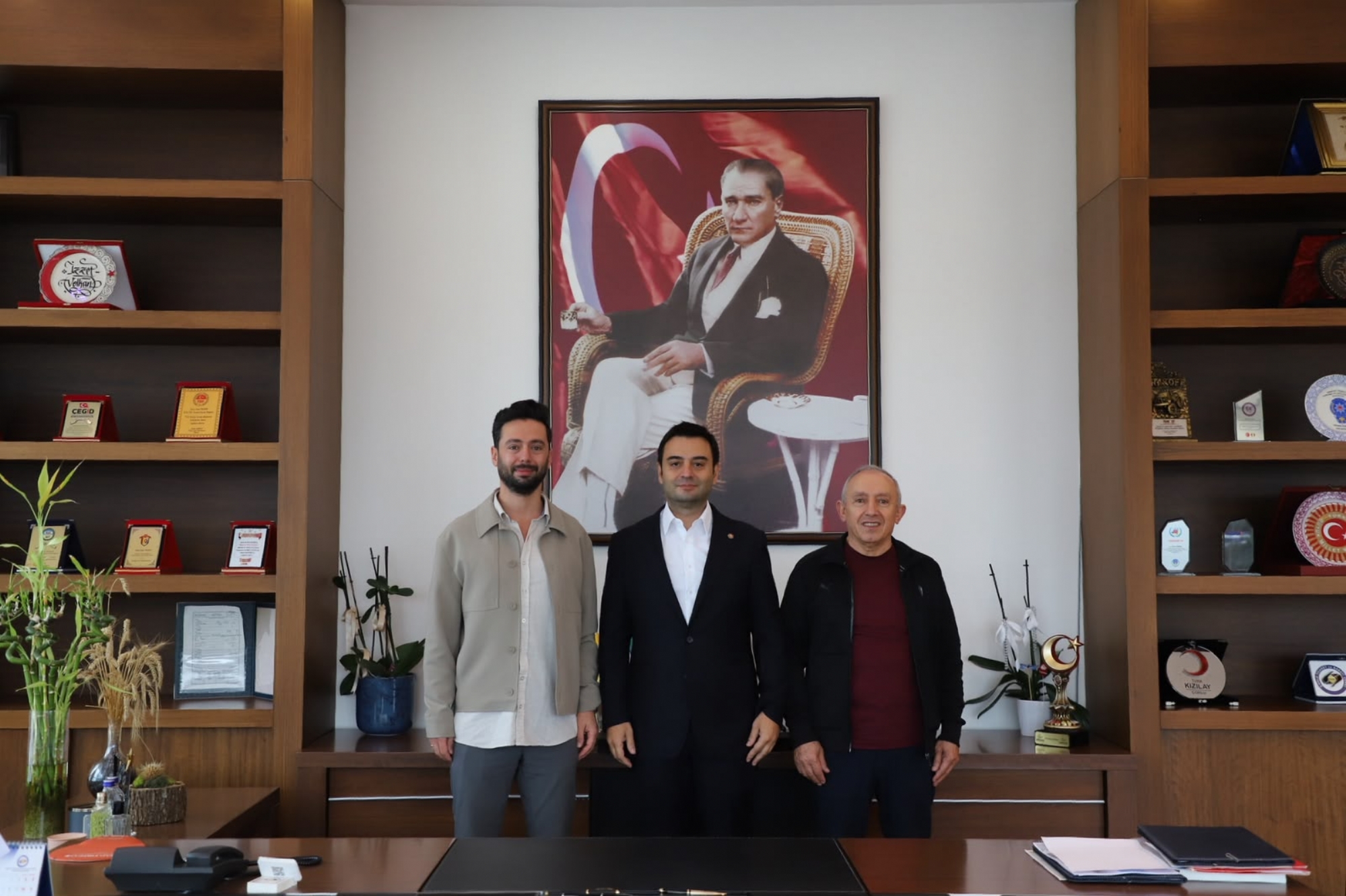 Özcanlar Yapı Malzemeleri Firmasından Yönetim Kurulu Başkanı İzzet VOLKAN´a Ziyaret