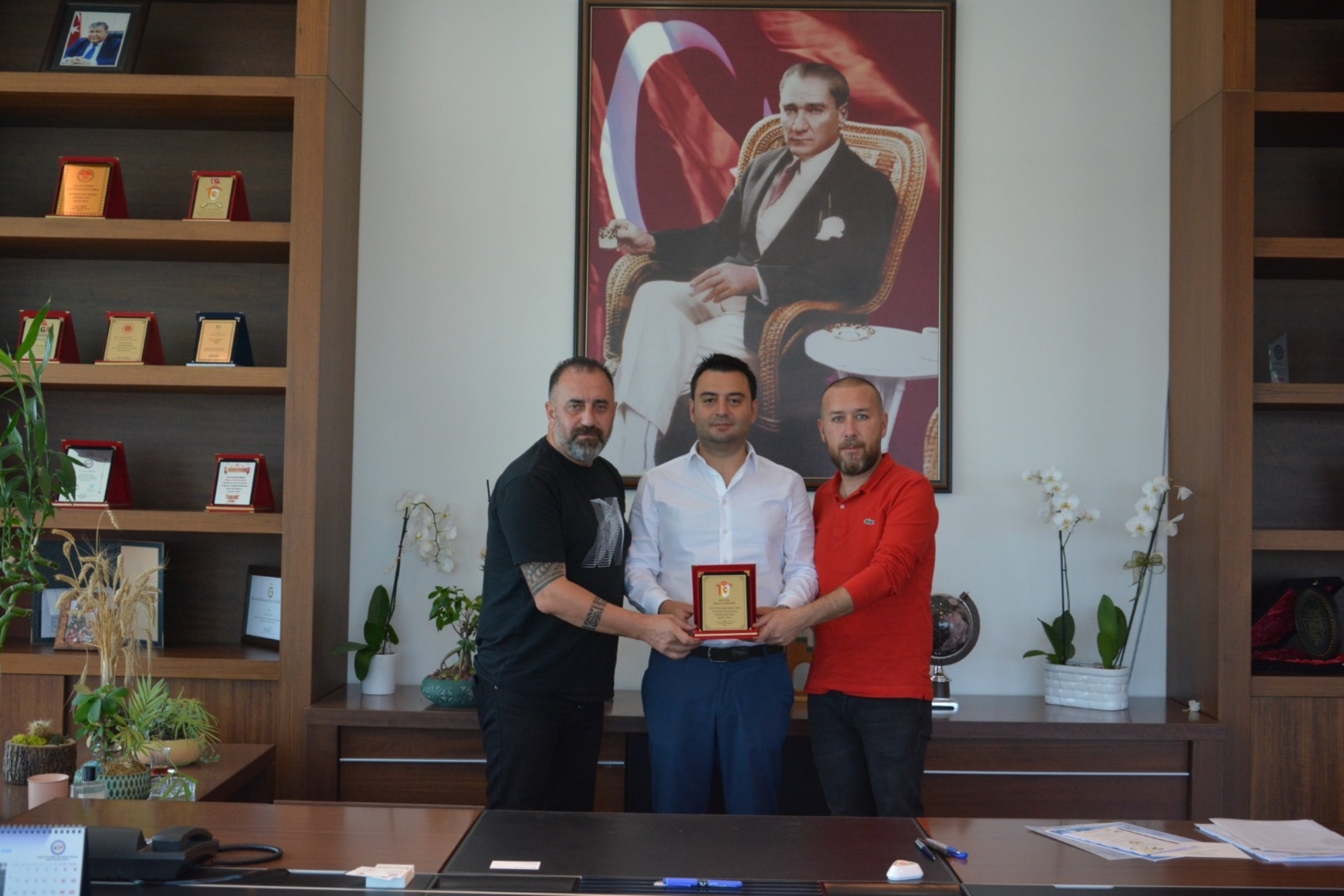 Şehrimizin Değerli Spor Kulüplerinden Çorlusporun 1. Başkanı Mustafa Özkara ve 2. Başkanı Tezer Özbaşaran Odamız Yönetim Kurulu Başkanı İzzet Volkana Ziyaret Ederek Bilgi Alış Verişinde Bulundular