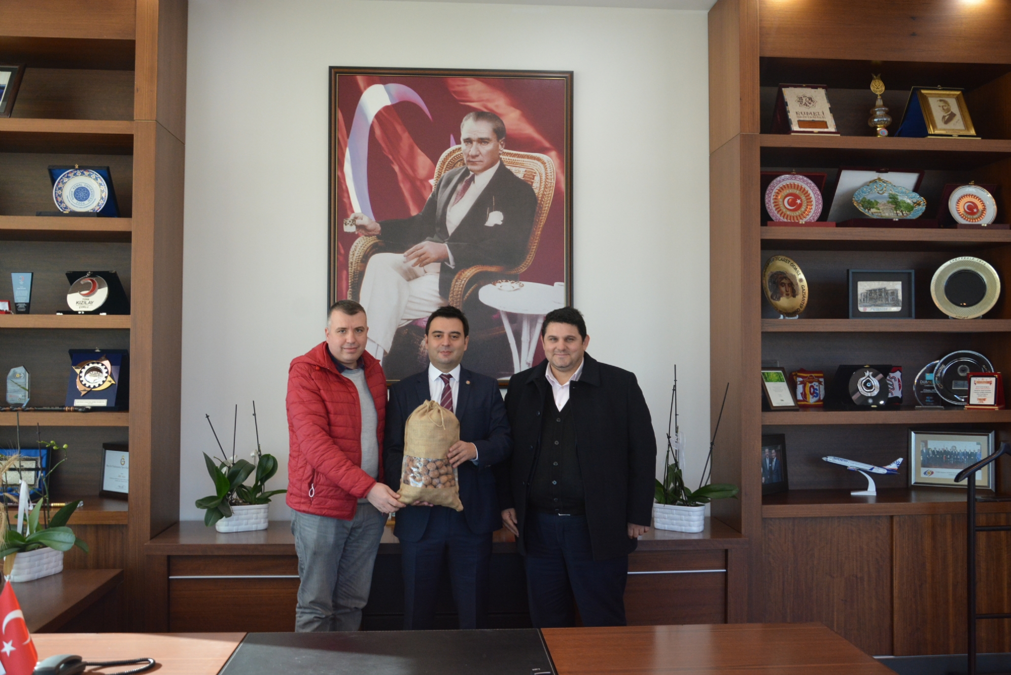 Çorlu Ziraat Odası Başkanı Ali Topuz ve  Beraberinde Mustafa Bostancı Odamız Yönetim Kurulu Başkanı İzzet Volkana Ziyarette Bulundu