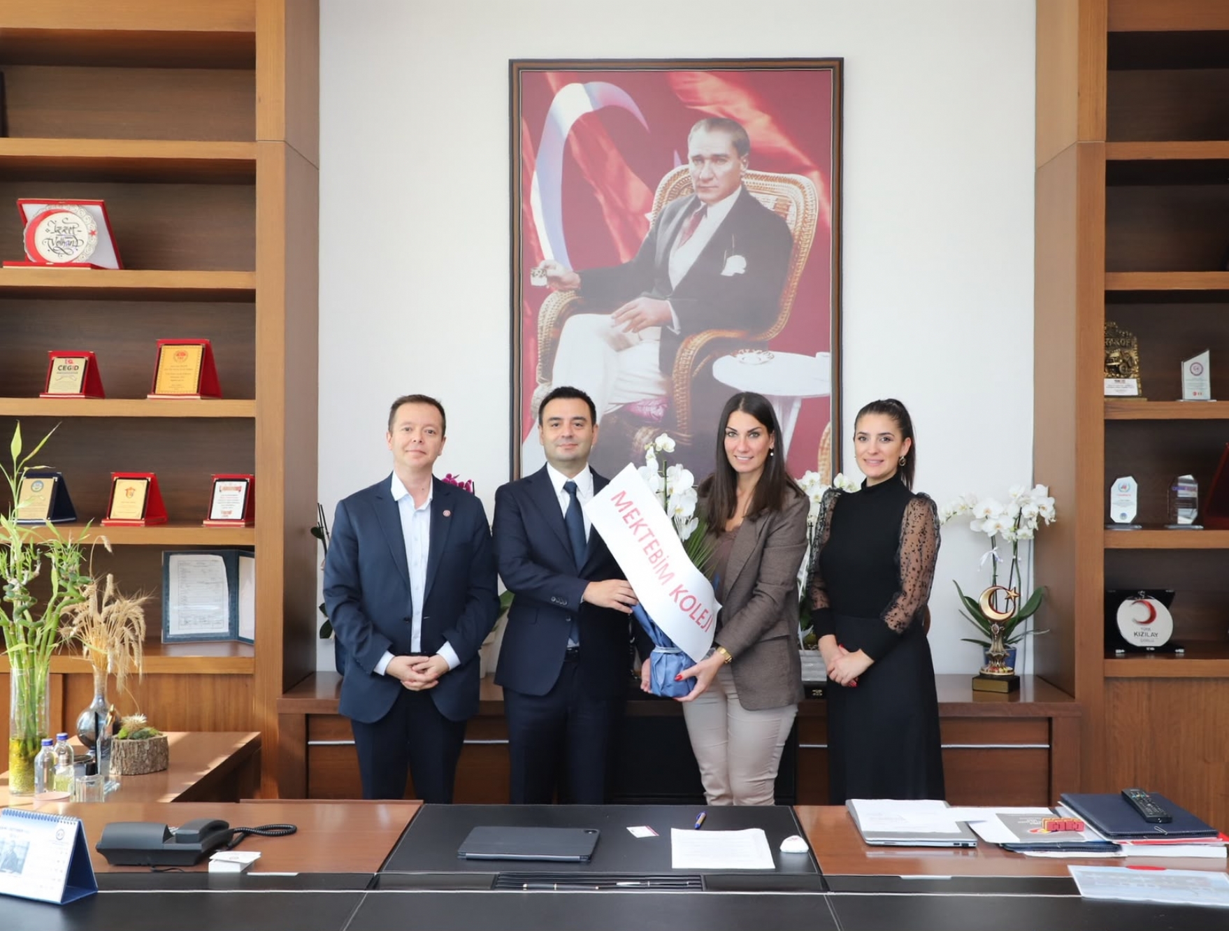 Mektebim Koleji Temsilcilerinden Odamız Yönetim Kurulu Başkanı İzzet VOLKANa Tebrik Ziyareti