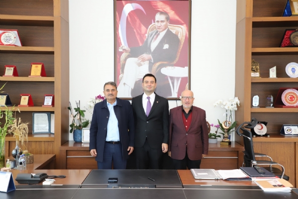 Odam�z Ge�mi� D�nem Meclis �yesi Kemal �NAN ve Ge�mi� D�nem 6. Meslek Komitesi Ba�kan� Mevl�t YAZAR�dan Y�netim Kurulu Ba�kan� �zzet VOLKAN�a Tebrik Ziyareti