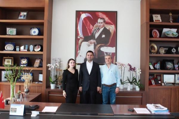 Odamız Üyesi Esen Gıda´nın Yetkilisi Tamer Esen ve Kızı Tuğçe Esen´den Odamız Yönetim Kurulu Başkanı İzzet Volkan´a Tebrik Ziyareti