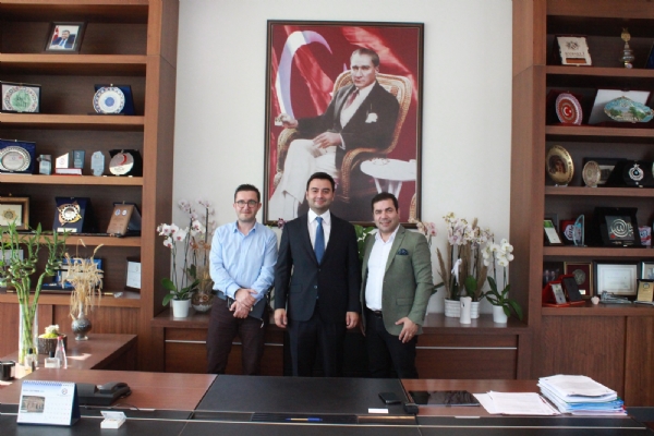 Akbank Emlak Konut Şube Müdürü Naim Koçman ve Birebir Bankacılık Yöneticisi İsmail Hakkı İlmen Odamız Yönetim Kurulu Başkanı İzzet Volkan´a Tebrik Ziyaretinde Bulundu