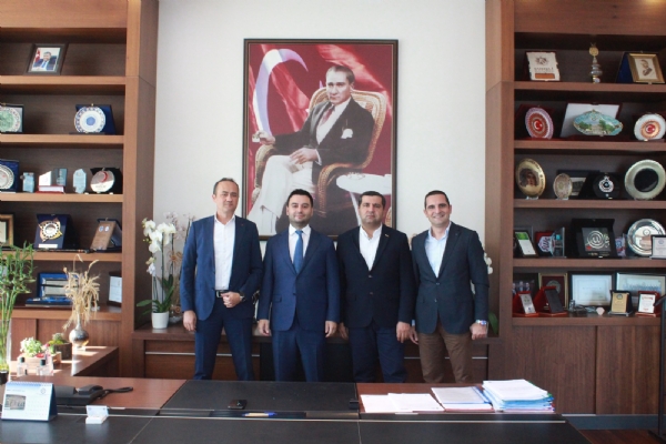 Yapı Kredi Çorlu Şube Müdürü İbrahim Sucu, Bulvar Şube Müdürü Osman Türkay ve Heykel Şube Müdürü İlker Göker Odamız Yönetim Kurulu Başkanı İzzet Volkan´a Tebrik Ziyaretinde Bulundu