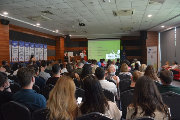 �orlu Ticaret ve Sanayi Odas� ile Dijital Pazarlama Okulu �� Birli�inde D�zenlenen �Yapay Zeka ile Dijital B�y�menin Anahtar�� Semineri Odam�zda Ger�ekle�ti