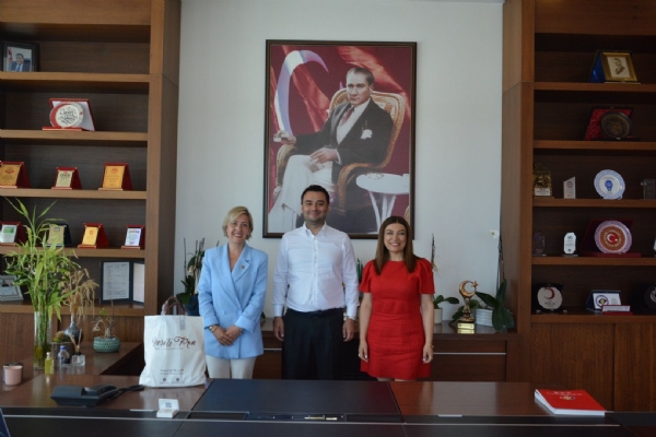 �orlu Belediyesi Meclis �yesi Regaip Gamze ONAY ve �orlu Ne�eli F�r�n Firma Sahibi Ne�e KAYAdan Odam�z Y�netim Kurulu Ba�kan� �zzet VOLKANa Ziyaret