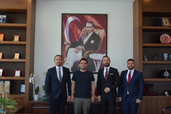 Vakıf Katılım Bankası Baş Ekonomisti Sn. Ahmet Akyıldız, Çorlu Şube Müdürü Sn. Sercan Akıncı ve Sektör Araştırmaları Yöneticisi Sn. Ömer Sarıkaya, Odamız Yönetim Kurulu Başkanı İzzet Volkana Ziyaret Ederek Sektörle İlgili İstişarede Bulundular