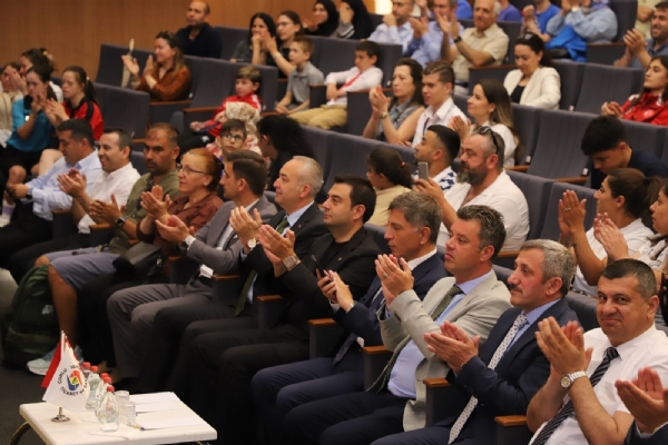 �orlu Ticaret ve Sanayi Odas� ile �orlu �l�e Milli E�itim M�d�rl��� �� Birli�inde D�zenlenen �Zirvedekiler� Program� Odam�zda Ger�ekle�ti