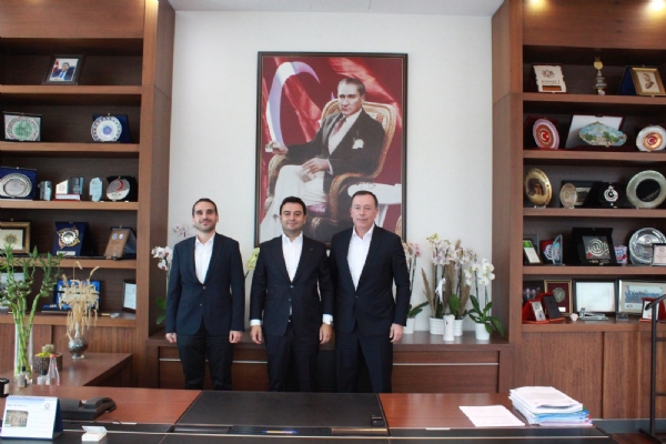 Tredaş Çorlu Müdürü Arif Tanılır ve Trepaş İşletmeler Müdürü Ali Uraz Odamız Yönetim Kurulu Başkanı İzzet Volkan´a Tebrik Ziyaretinde Bulundu