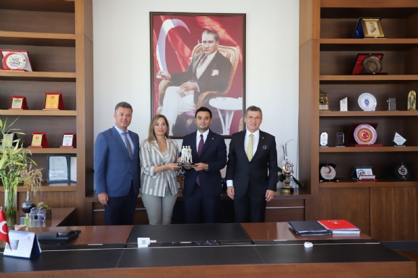 Tekirda� B�y�k�ehir Belediye Ba�kan� Dr. Candan Y�CEER ve �orlu Belediye Ba�kan� Ahmet SARIKURT&acute;tan  �orlu Ticaret ve Sanayi Odas�&acute;na Ziyaret
