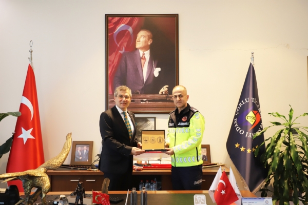 Jandarma Genel Komutanl��� Trafik Daire Ba�kan� Tu�general Say�n Tolga �EMREK ve �orlu Jandarma Komutan� Binba�� Say�n Engin T�RK&acute;ten Meclis Ba�kan� Erdim NOYAN&acute;a Ziyaret