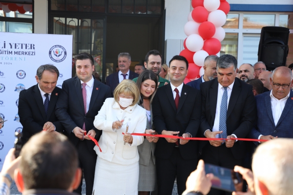 Odamz Ynetim Kurulu Bakan zzet VOLKAN orlu Belediyesi Emine Ali Yeter ok Amal Eitim Merkezinin Alna Katld