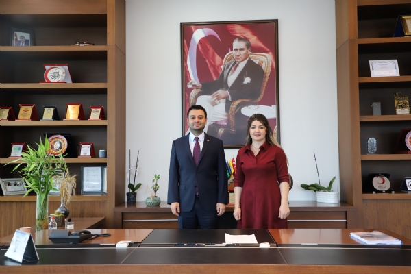 Hıdırağa Mahallesi Muhtarı Fatma Bucak Odamız Yönetim Kurulu Başkanı İzzet Volkana Ziyarette Bulundu
