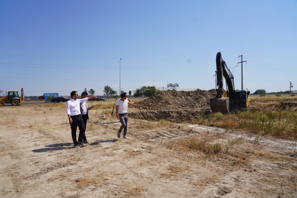 Odamz  Ynetim Kurulu Bakan zzet VOLKAN ve  orlu Belediye Bakan Ahmet SARIKURT  Sosyal Tesis Projesi ve Selfie Park naat Alann ncelediler
