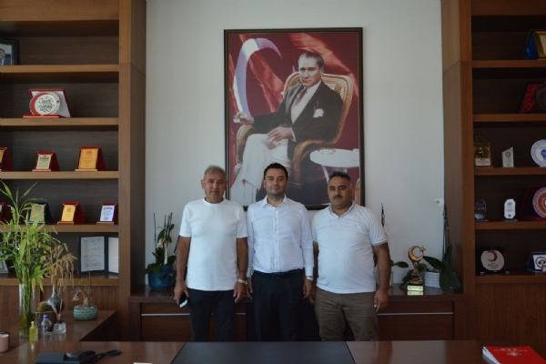 �akin �n�aat Firma Yetkilisi Yunus �AK�N ile �driz �n�aat Firma Yetkilisi Veli �DR�Zden  �orlu Ticaret ve Sanayi Odas� Y�netim Kurulu Ba�kan� �zzet VOLKAN&acute;a Ziyaret