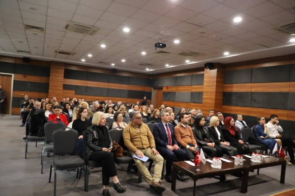 orlu TSO  Tarafndan, Ftrist, Ekonomist ve  Yazar Ufuk Tarhann Katlmyla   Dzenlenen Gelecekte  ve nsan Konulu Etkinlik Gerekleti