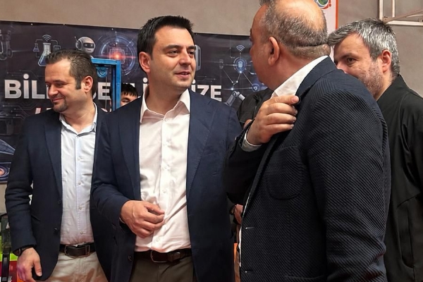 �orlu Ticaret ve Sanayi Odas� Y�netim Kurulu Ba�kan� �zzet VOLKAN, Topkap� Sur Okullar�n�n D�zenlemi� Oldu�u Bilim �enli�ine Kat�l�m Sa�lad�.