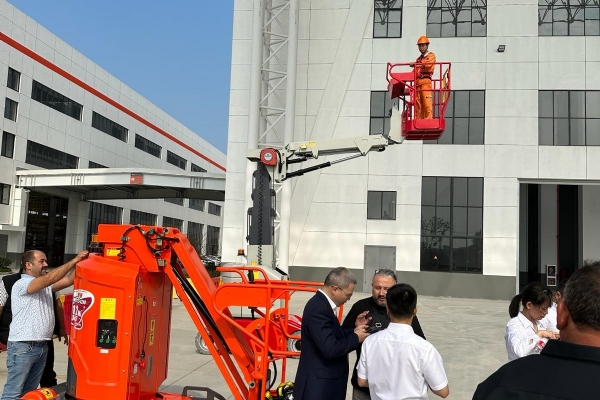 orlu Ticaret ve Sanayi Odas 10. Meslek Komite Bakan Yardmcs Sinan ERGL inin Guanghou kentindeki CANTON Fuar´na Katld