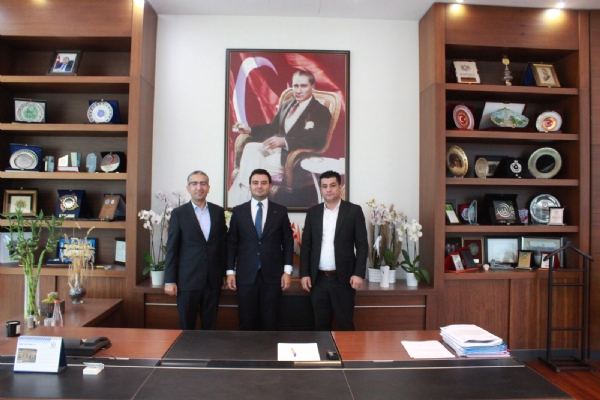 Garanti Bankası Çorlu Şubesi Müdürü Alper Yıldız ve Portföy Yöneticisi Emre Ünlüer Odamız Yönetim Kurulu Başkanı İzzet Volkan´a Tebrik Ziyaretinde Bulundu