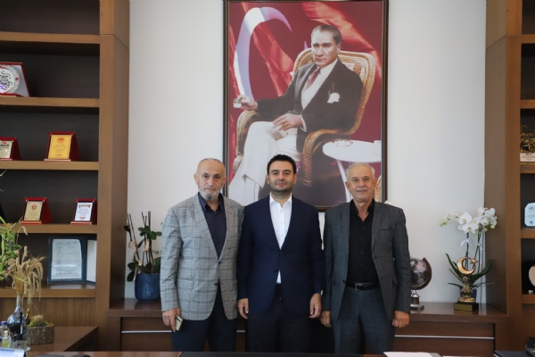 Y�lta� �n�aat Firma Yetkilisi Sefer KARATA� ve  �� �nsan� �mer T�FEK��&acute;den Y�netim Kurulu Ba�kan�  �zzet VOLKAN&acute;a Tebrik Ziyareti