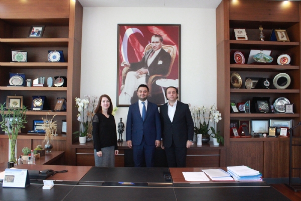 Vatan Hastanesi Genel Müdürü Soner Erkan ve Kurumsal İletişim Sorumlusu Bengü Koçak Orman Odamız Yönetim Kurulu Başkanı İzzet Volkan´a Tebrik Ziyaretinde Bulundu