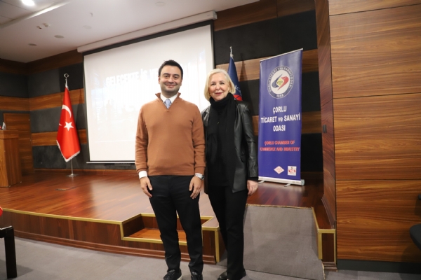 orlu TSO  Tarafndan, Ftrist, Ekonomist ve  Yazar Ufuk Tarhann Katlmyla   Dzenlenen Gelecekte  ve nsan Konulu Etkinlik Gerekleti