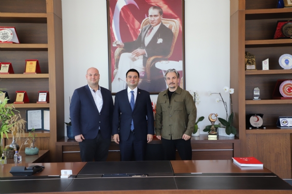 �orlu TSO Meclis �yesi Deniz SARI ve  4 S Filika Sigorta Yetkilisi Tuncay ELB�KEN  Y�netim Kurulu Ba�kan� �zzet VOLKAN&acute;a Ziyarette Bulundu