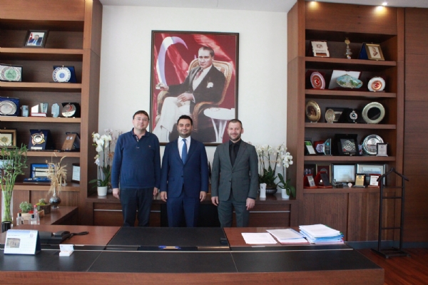 Odamız Üyesi Alp Gayrimenkul Yetkilisi Özgür Köker ve Yerel Basın Temsilcisi Faruk Yıs Odamız Yönetim Kurulu Başkanı İzzet Volkan´a Tebrik Ziyaretinde Bulundu
