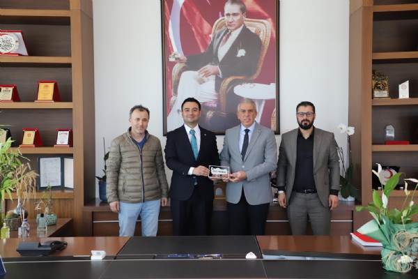 �orlu Madeni E�ya Elektrikli Aletler Sanatkarlar Odas� Ba�kan� Murat U�UR, Odam�z Meclis �yesi Ramazan YAMAN,  �orlu TSO Y�netim Kurulu Ba�kan� �zzet VOLKANa  Ziyarette Bulundu