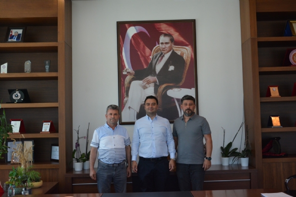 Odamız 13. Meslek Komite Üyesi, Toker Sigorta Yetkilisi Hüseyin Toker ve KYZ Sigorta Aracılık Hizmetleri Ltd. Şti. Yetkilisi Kerem Yılmaz Odamız Yönetim Kurulu Başkanı İzzet Volkan´a Ziyarette Bulundu