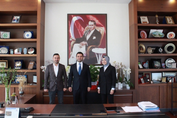 Pusula İnşaat Firmasının Yetkilileri; Erhan Zengin ve Burcu Zengin Odamız Yönetim Kurulu Başkanı İzzet Volkan´a Tebrik Ziyaretinde Bulundu