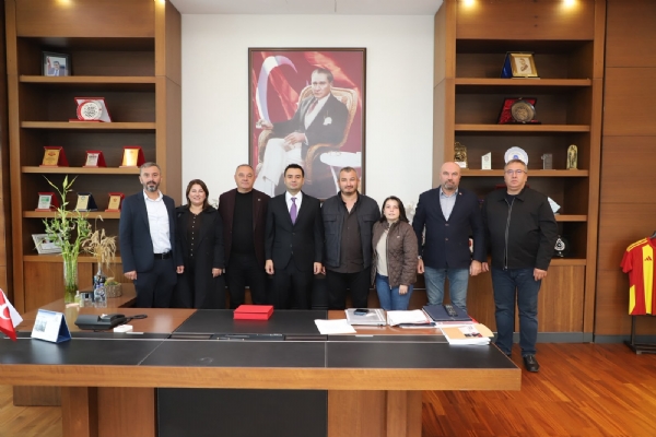 Ergene Belediye Ba�kan Yard�mc�s�, Ergene Kent Konseyi Ba�kan�, Ergene Bulgaristan T�rkleri Derne�i Ba�kan Yard�mc�s� ve Dernek �yelerinden Odam�z Y�netim Kurulu Ba�kan� �zzet VOLKAN�a Tebrik Ziyareti
