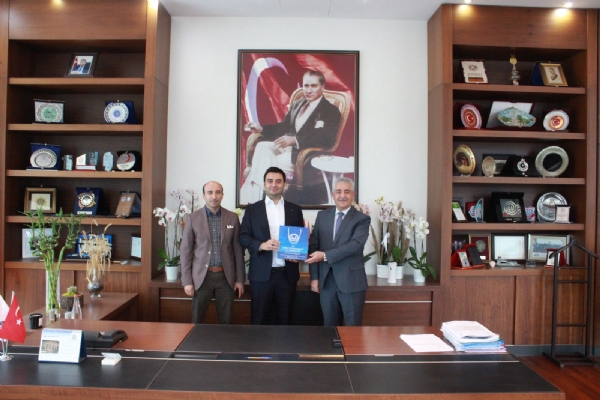 Çorlu Müftüsü Sayın Mevlüt Haliloğlu ve Müftülük Şube Müdürü Sayın Fatih Akyol Odamız Yönetim Kurulu Başkanı İzzet Volkan´a Tebrik Ziyaretinde Bulundu