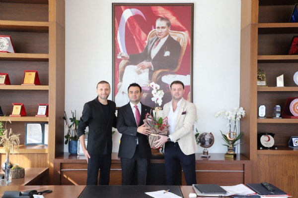 Sa�l�kspor Kul�b� Ba�kan� Ersin SEVER ve Otogar Sosyal Hizmetler Firma Yetkilisi Hasan KESK�N&acute;den Y�netim Kurulu Ba�kan� �zzet VOLKAN!a Hay�rl� Olsun Ziyareti