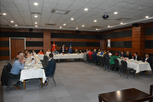 Çorlu Ticaret ve Sanayi Odası Yönetim Kurulu Başkanı İzzet Volkan iftarda bir araya geldi