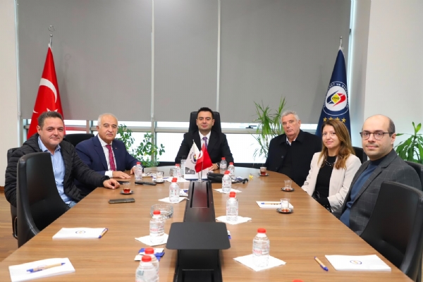 �orlu Meslek Y�ksekokulu M�d�r� Abdullah Y�NAN� ve  Beraberindeki Heyetten Odam�z Y�netim Kurulu Ba�kan� �zzet VOLKAN&acute;a Hay�rl� Olsun Ziyareti
