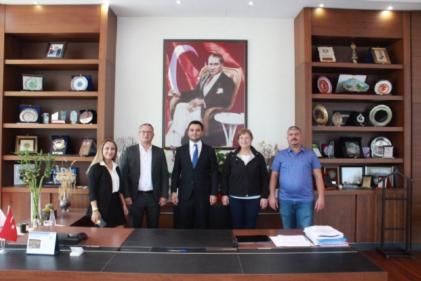 Duru Akademi Anaokulu´ndan Kurum Kurucuları Sadık Kılıçoğlu, Duru Kılıçoğlu, Soner Çevik ve Kurum Müdürü Emel Gökçen Odamız Yönetim Kurulu Başkanı İzzet Volkan´a Tebrik Ziyaretinde Bulundu