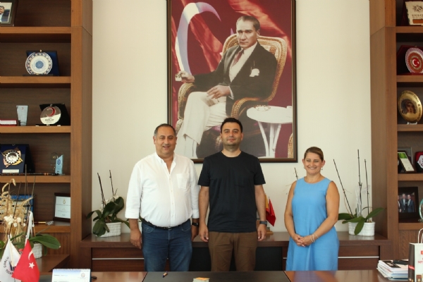 Bursa Kebap Evi Franchise Müdürü Rengin Tuna Koçak ve Operasyon Koordinatörü Haluk Özbilen, Odamız Yönetim Kurulu Başkanı İzzet Volkan´a Ziyarette Bulundu
