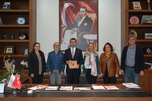 TheFAD.Co  Yetkilisi  ve Kadn Giriimci Glsn ner, Ali ner, Tekirda l  Kadn Giriimciler cra Kurulu yesi Nihal bilen ve Serpil Ersan Kuku  Odamz  Ynetim Kurulu Bakan zzet Volkan´a Ziyarette Bulundular