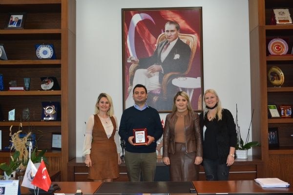 orlu Hdraa Mahallesi Muhtar Fatma zel,  orlu ar Esnaf Dernei Ynetim Kurulu yesi Aslhan Vardar  Ve  Burcu Adgzel  Odamz Ynetim Kurulu Bakan zzet Volkana Ziyarette Bulundular