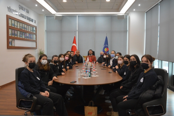orlu Belediyesi Genlik ve Spor Kulb  orlu Kk Kzlar Voleybol Takmnn  Deerli Sporcular ve Antrenrleri  Odamz Ynetim Kurulu Bakan zzet Volkana  Ziyarette Bulundular