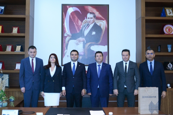 Halkbank Bölge Koordinatörü Hakan Yılmaz Kefkir, Pazarlama Bölüm Müdürü Eser Menüs, Şube Müdürleri Nilüfer Aksakal, Erhan Tan ve Arda Özen Odamız Yönetim Kurulu Başkanı İzzet Volkan´ı Ziyaret Etti