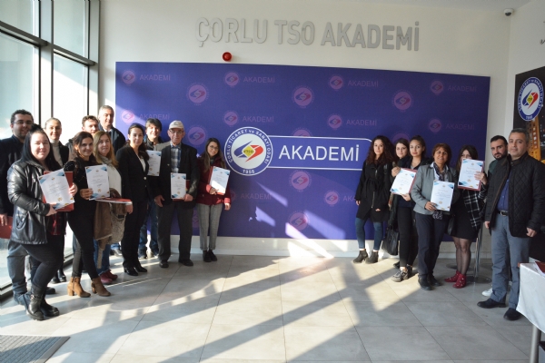 orlu TSO Akademi´de Gerekleen Kurumsallama Eitimine Katlanlar Sertifikalarn Teslim Ald
