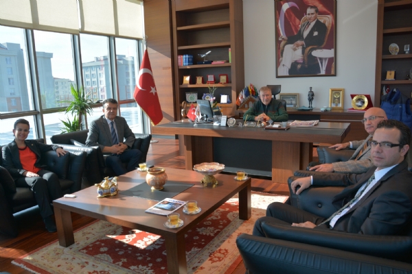 erkezky Optimed Hastanesi´nden Enis Sln´e Ziyaret