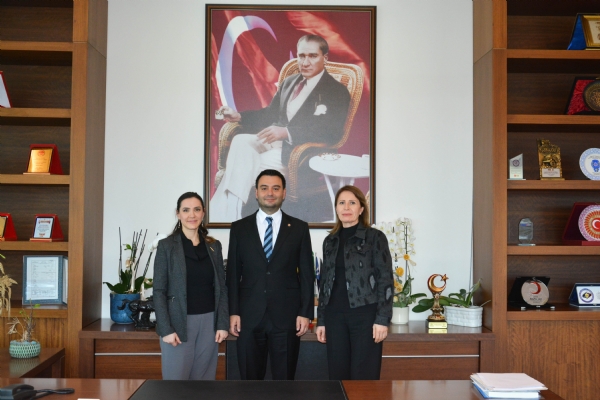 Yap� Kredi Bankas� �orlu �ube M�d�r� Nurten KAPTAN ve  Ticaret Portf�y Y�neticisi Elif �EL�Kten  �orlu TSO Y�netim Kurulu Ba�kan� �zzet VOLKANa Ziyaret