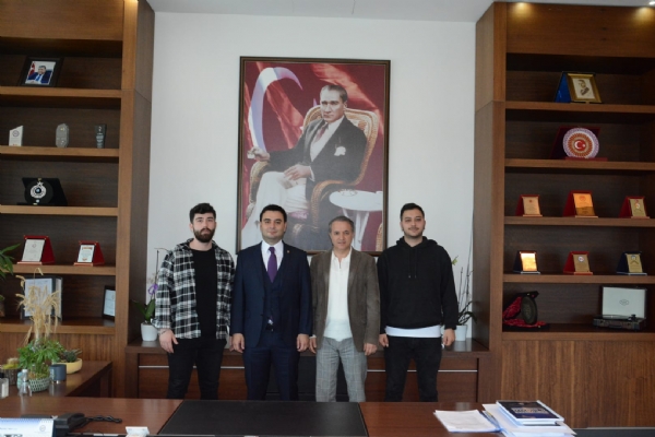 Tekirdağ Namık Kemal Üniversitesi Çorlu Mühendislik Fakültesi Dekanı Prof. Dr. Sn. Lokman Hakan Tecer ve Fakültede Öğrenim Gören Öğrenciler Odamız Yönetim Kurulu Başkanı İzzet Volkan´a Ziyarette Bulundular