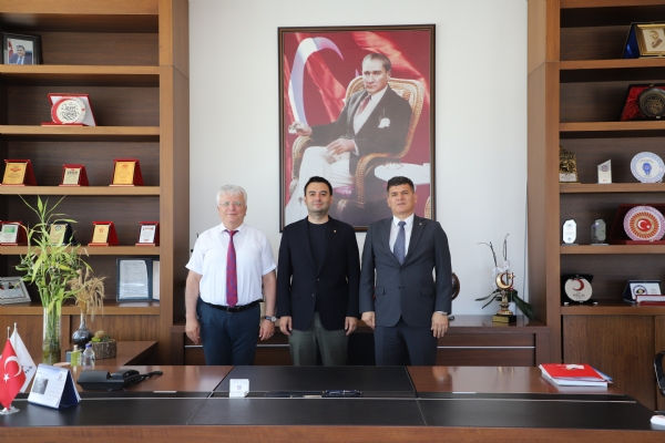 Tekirda� B�y�k�ehir Belediyesi Genel Sekreteri Say�n Do�. Dr. Erg�l HAL�S�EL�K ve Koordinat�r Daire Ba�kan� Say�n Y�ksel �ZDAL&acute;dan, �orlu Ticaret ve Sanayi Odas� Y�netim Kurulu Ba�kan� Say�n �zzet VOLKAN&acute;a Ziyaret
