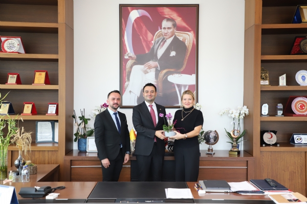 �yi Finans �orlu �ube M�d�r� Buket KO� ve Finans Uzman� Serkan SARI&acute;dan Y�netim Kurulu Ba�kan� �zzet VOLKAN&acute;a Tebrik Ziyareti
