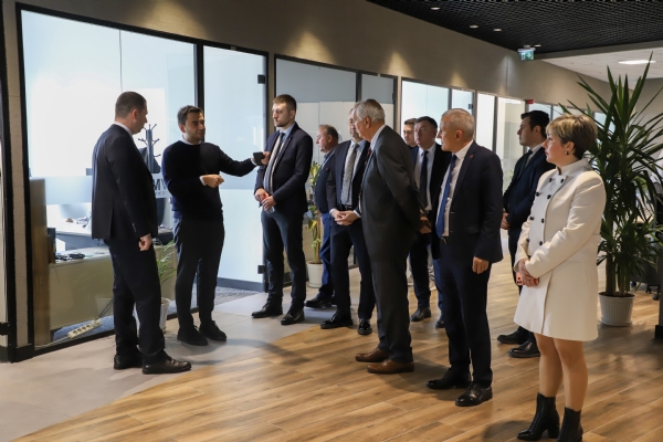 Kosova Yenilik�i T�rk Hareket Partisi Genel Ba�kan� ve Prizren Belediye Meclis �yesi Say�n Ertan S�M�T��&acute;den �orlu TSO&acute;ya Ziyaret